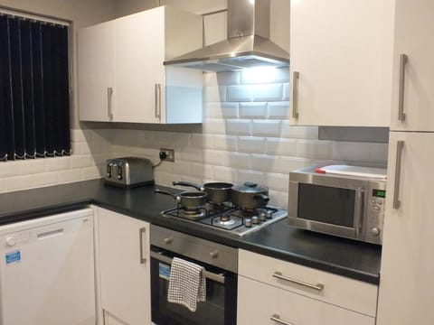 Ruskin Place | Private kitchen | Fridge, microwave, stovetop, dishwasher