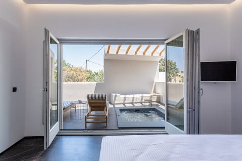 Gem Suite, outdoor hot tub | Premium bedding, in-room safe, desk, soundproofing