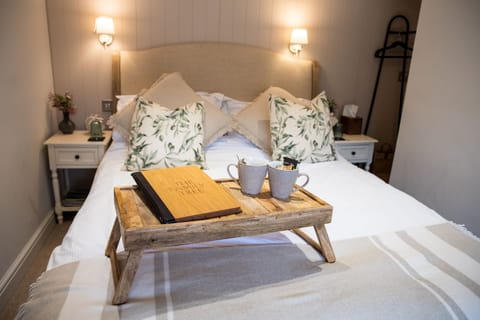 Traditional Double Room, 1 King Bed, Ensuite | Desk, iron/ironing board, free WiFi, bed sheets