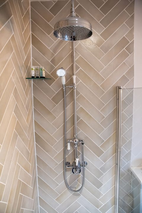 Deluxe Double Room, 1 King Bed, Private Bathroom | Bathroom | Free toiletries, hair dryer, towels