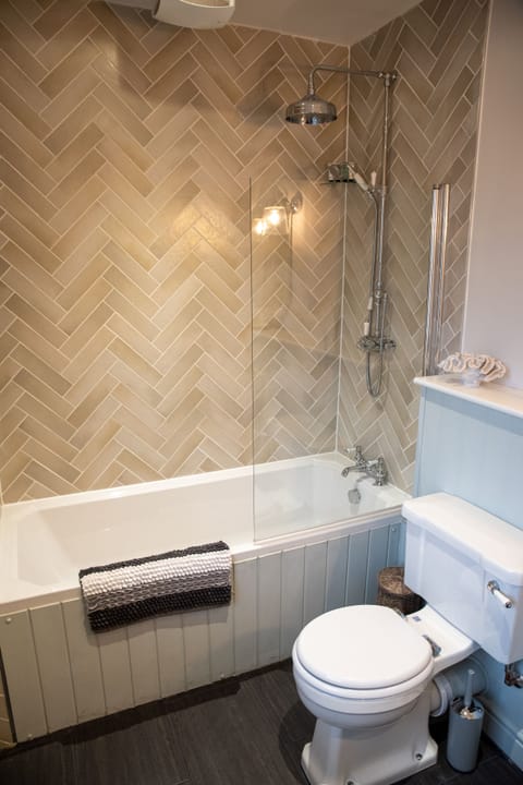 Deluxe Double Room, 1 King Bed, Private Bathroom | Bathroom | Free toiletries, hair dryer, towels