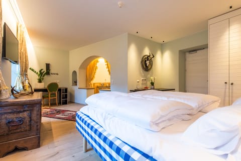 Minibar, in-room safe, soundproofing, cribs/infant beds