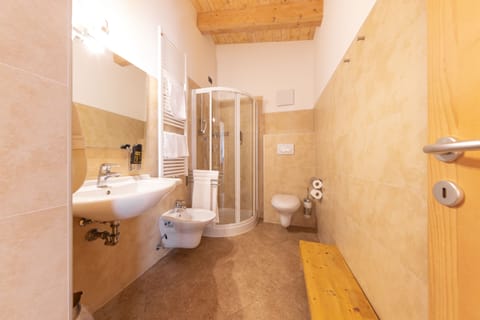 Quadruple Room | Bathroom | Shower, rainfall showerhead, free toiletries, hair dryer