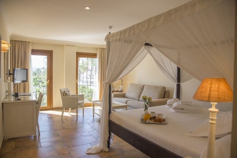 Junior Suite Deluxe room harbor view | Minibar, in-room safe, individually decorated, desk