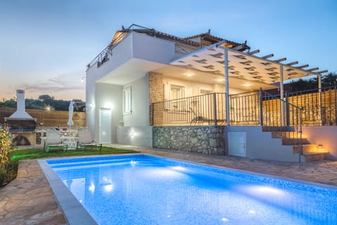Seasonal outdoor pool, pool umbrellas, sun loungers