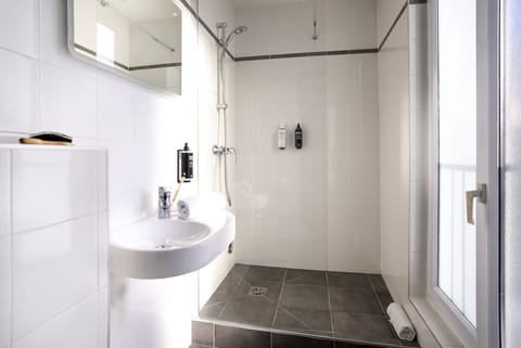 Standard Room, 1 Double Bed | Bathroom | Hair dryer, towels, soap, shampoo