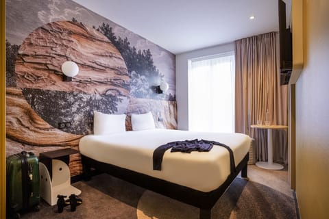 Standard Room, 1 Double Bed | Premium bedding, in-room safe, desk, laptop workspace