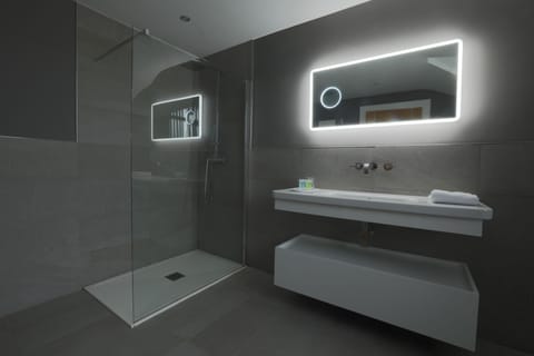 Kinbane - king room | Bathroom | Shower, rainfall showerhead, designer toiletries, hair dryer