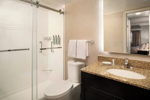 Suite, 2 Bedrooms | Bathroom | Combined shower/tub, free toiletries, hair dryer, towels