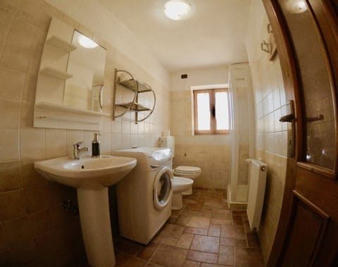 Shower, free toiletries, hair dryer, bidet