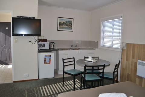 Two Bedroom Family Room (Large) | In-room dining