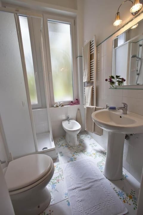 Apartment, 1 Bedroom | Bathroom | Shower, bidet, towels
