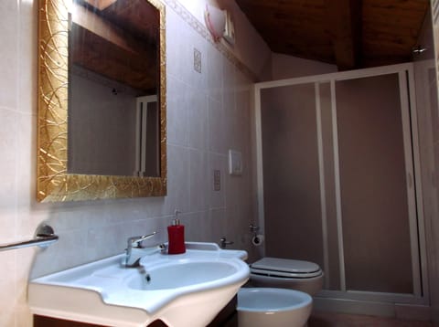 Comfort Double or Twin Room | Bathroom | Shower, rainfall showerhead, free toiletries, hair dryer