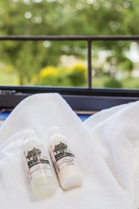 Superior Room, Balcony | Bathroom amenities | Shower, free toiletries, hair dryer, slippers