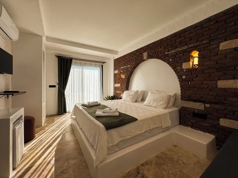 Traditional Room | Premium bedding, down comforters, minibar, individually decorated