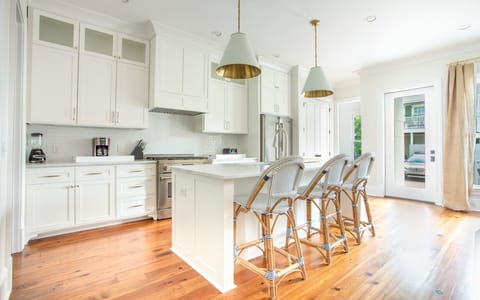 Newly built, this kitchen has it all!