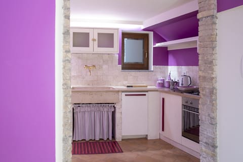 Suite appartamento - Iris | Private kitchen | Stovetop, cookware/dishes/utensils, dining tables
