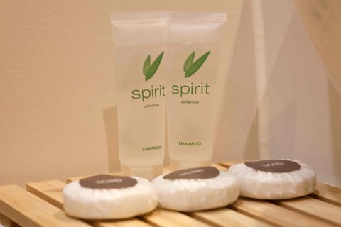 Shower, rainfall showerhead, free toiletries, hair dryer