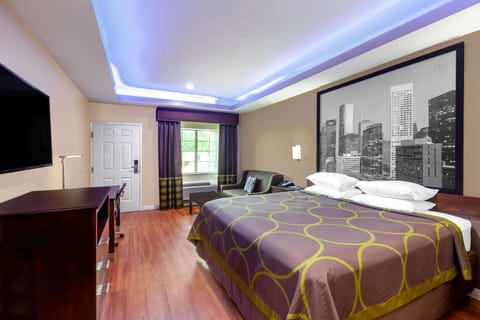 Room, 1 King Bed, Non Smoking | Desk, laptop workspace, iron/ironing board, free cribs/infant beds