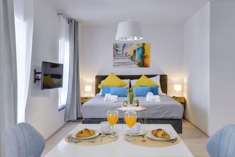 City Studio Suite, 1 King Bed, Non Smoking | In-room dining