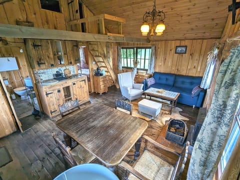 Traditional Cottage, 2 Bedrooms | Living area