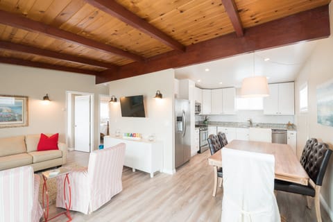 Open, light and airy living room. Fully equipped kitchen!