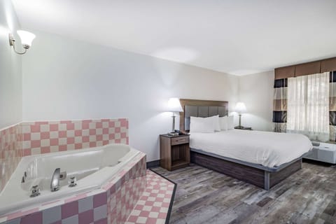 Deluxe Suite, 1 King Bed, Non Smoking | In-room safe, desk, blackout drapes, iron/ironing board