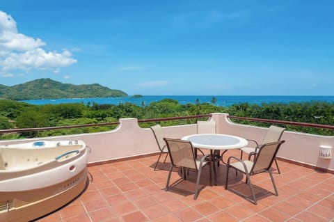 Condo, rooftop terrace, jacuzzi.