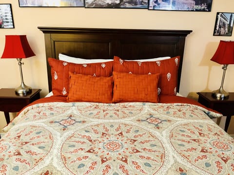 Master bedroom with queen bed 