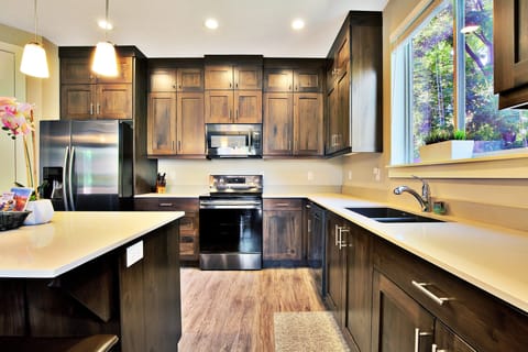 Kitchen Brand New ('18), New Samsung Appliances, w/ an Island