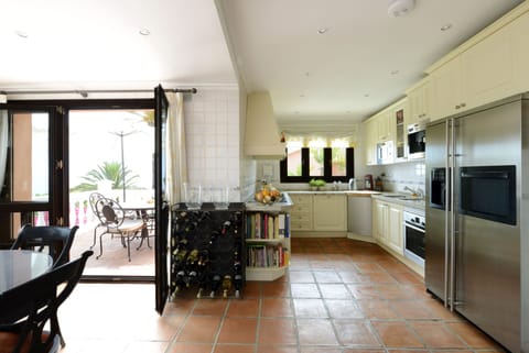 Kitchen complete with big american fridge, microwave, oven and gas cooker.