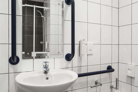 Room, 1 Double Bed, Accessible, Non Smoking | Bathroom | Eco-friendly toiletries, hair dryer, towels, shampoo