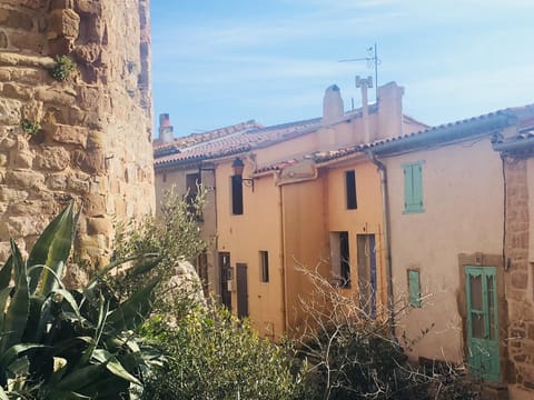 The facade of the house located at the heart of Capendu.