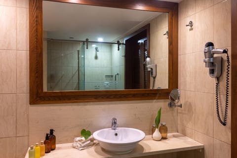 Separate tub and shower, deep soaking tub, rainfall showerhead