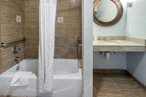 Combined shower/tub, towels