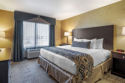 Desk, laptop workspace, iron/ironing board, rollaway beds