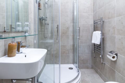 Triple Room, Ensuite (Family) | Bathroom | Shower, designer toiletries, hair dryer, towels