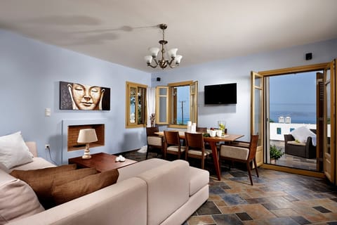 living room - dining and veranda with stunning sea view