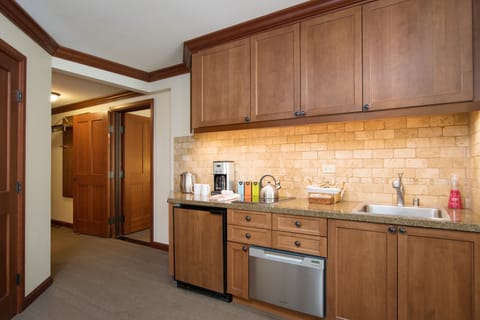 Resort style kitchen w/ all pots,pans & utensils u need. Wine opener included.