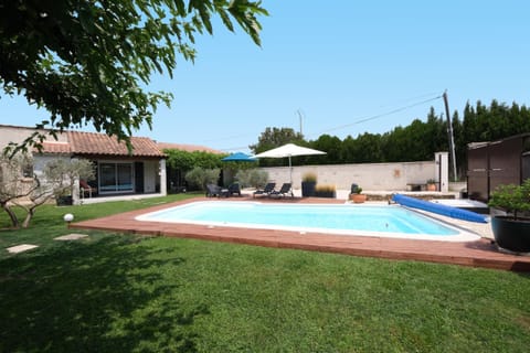 MOURIÈS vacation rental, comfortable house for rent with garden for 6 people. Online reservation with Plaisirs & Maisons de Provence
