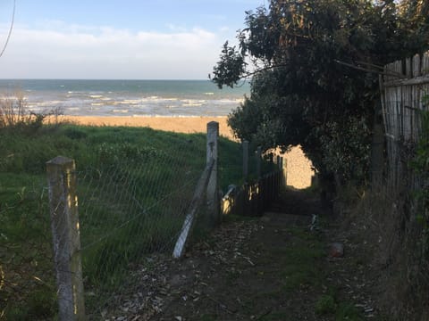 The sea and the beach at the exit of the villa, in a very quiet area Villa in Normandy