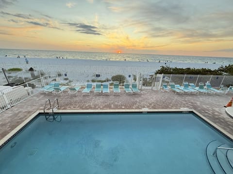 Pool on the beach directly on the gorgeous Gulf!