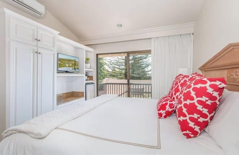 Elegant retreat with refined furnishings and heavenly bedding awaits in this Napa Valley sanctuary.