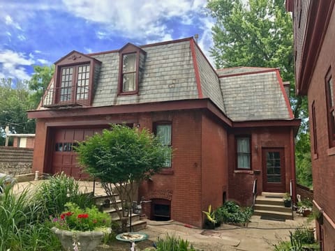 Welcome to the Carriage House at the historic Vineyard Mansion!