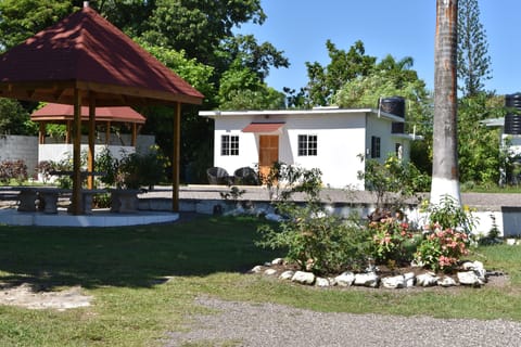 State of the art  Cottage with cable TV, Free WIFI, next to Spa hut, beach
