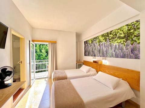 Double Room, 2 Twin Beds, Balcony | Desk