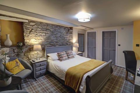 Premium Double Room, Ensuite | Memory foam beds, free WiFi, bed sheets
