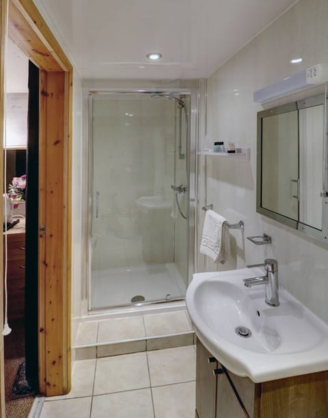 Superior Double Room, Ensuite | Bathroom | Hair dryer, towels, soap, shampoo