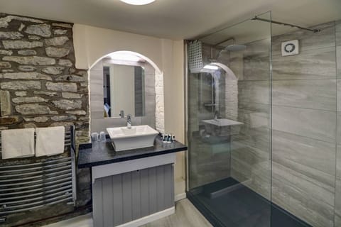 Premium Double Room, Ensuite | Bathroom | Hair dryer, towels, soap, shampoo