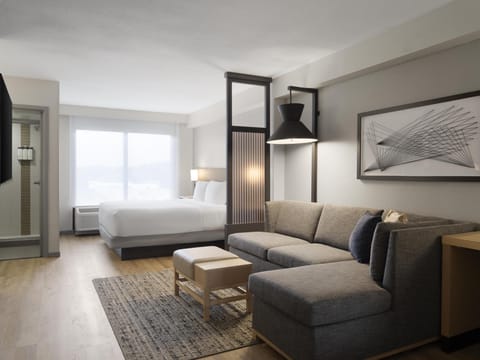 Hypo-allergenic bedding, in-room safe, desk, blackout drapes